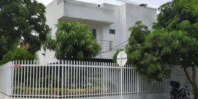 Conviértase en el dueño de esta excepcional casa de PRIMER PISO de 190 m² construidos, ubicada en un generoso lote de 346 m². Esta propiedad ofrece un diseño funcional y amplios espacios para su confort y el de su familia.

La casa cuenta con tres acogedoras alcobas y dos baños completos, perfectos para la vida familiar. Adicionalmente, dispone de un práctico cuarto y baño de servicio, ideal para mayor comodidad. El garaje eléctrico garantiza seguridad y facilidad de acceso.

Su distribución inteligente y sus generosos espacios exteriores la convierten en la opción perfecta para quienes buscan tranquilidad y calidad de vida. No pierda la oportunidad de conocerla, ¡le encantará!