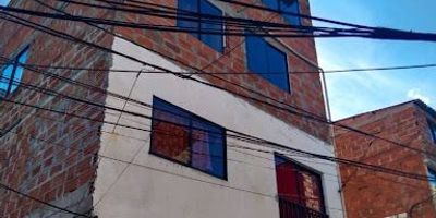 Edificio en venta – San Antonio de Prado, Barrio Limonar II
Valor: $560.000.000
Área aproximada construida: 234m² (60m² por nivel)
Estrato: 3
Escritura única, un solo dueño
Obra blanca en los 4 niveles
Documentación al día (planos aprobados, des englobe adelantado, solo falta trámite notarial)

Distribución:
1er piso: 3 habitaciones, 1 baño, sala comedor, cocina en obra blanca con enchape, piso en mármol, zona de ropas.
2do piso (entrada independiente): 3 habitaciones, 1 baño, sala comedor, cocina en obra blanca con enchape.
3er y 4to piso dúplex: 3 habitaciones con 2 closets, 2 baños, 2 salas, comedor (opción a otra habitación), cocina en obra blanca, zona de ropas, 1 cuarto útil, acabados modernos.

Ventajas:
Independencia por niveles
Potencial de renta múltiple
Excelente ubicación en el sur de Medellín, barrio Limonar, vía a San Antonio de Prado.