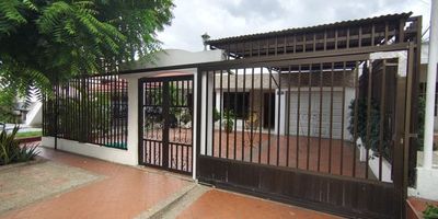 Descripción de Propiedad en Venta
Amplia y luminosa casa de dos niveles con una ubicación privilegiada. Con un área de lote de 230 m² y una construcción de 130 m², esta propiedad es ideal para familias que buscan espacio, comodidad y tranquilidad.
En el primer nivel, encontrarás una cocina moderna, una espaciosa sala-comedor, tres alcobas y un baño social. El segundo nivel alberga una habitacion, incluyendo la principal con baño privado, además de un baño adicional para las habitaciones secundarias.

El diseño inteligente maximiza cada rincón, ofreciendo ambientes bien definidos. La propiedad también cuenta con dos parqueaderos y un generoso patio trasero, perfecto para crear un jardín, una zona de parrilla o un área de juegos.

Ubicada en un vecindario tranquilo y seguro, esta casa combina la conveniencia de los servicios cercanos con la serenidad de un entorno residencial.

¡No pierdas la oportunidad de conocerla! Contáctanos para agendar una visita y descubrir tu próximo hogar.