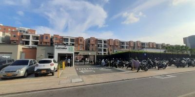 Amplio apartamento ubicado en el quinto piso (sin ascensor) del Conjunto Residencial Cantabria, en el sector de Valle del Lili, una de las zonas con mayor proyección y valorización del sur de Cali.La propiedad cuenta con una excelente distribución y abundante iluminación natural. Sus características principales incluyen: Balcón con linda vista panorámica, sala-comedor de generoso espacio, cocina moderna con acabados contemporáneos, zona de oficios independiente, dos habitaciones, la principal con baño privado y vestier, estudio ideal para teletrabajo o lectura, sala de TV con opción de convertirse en una tercera habitación, baño social completo, parqueadero comunitario. El conjunto residencial ofrece seguridad y bienestar con amenidades como: vigilancia 24/7, piscina para adultos y niños, zona infantil, salón social para eventos, parqueaderos para visitantes, Una excelente opción para quienes buscan comodidad, tranquilidad y cercanía a centros comerciales.