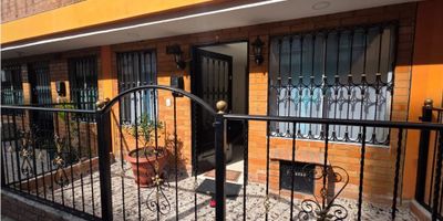 Codigo 9478FR040 Hermosa casa, Ubicada en una zona residencial tranquila y de alta valorización, este acogedor inmueble combina comodidad, funcionalidad y una excelente ubicación. Cuenta con cuatro habitaciones, jardin, patio y una excelente distribucion. 

Disfruta de una excelente iluminación natural en todos sus espacios, lo que aporta calidez y confort durante el día. Además, se encuentra rodeado de un entorno tranquilo, perfecto para quienes buscan calidad de vida sin alejarse de los principales puntos de interés.

Con excelentes vías de acceso, estarás conectado fácilmente con Bogotá y zonas aledañas. Vive cerca de todo lo que necesitas: comercio, colegios, transporte y más.
