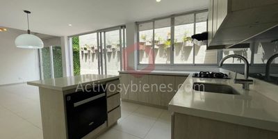 Arriendo casa en unidad cerrada, 175 mts, 3 alcobas, 4 baños, 2 closets, 1 vestier, sala comedor, sala tv, cocina integral, zona de ropas, patio amplio, parqueadero doble. Arrienda Activos y Bienes, Inmobiliaria experta en administración y arrendamiento de apartamentos, casas, locales, bodegas y oficinas en el Oriente Antioqueño, Medellín y toda el área Metropolitana. Información sujeta a cambios. Las imágenes de muebles, enseres, decoración, y demás elementos son una referencia.