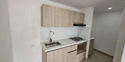 Este apartamento de 64.95 metros cuadrados se encuentra ubicado en el sector Aves María, Sabaneta (Ant); cerca del Centro Comercial Aves María, el Tránsito de Sabaneta y a pocas cuadras del parque principal, con excelente acceso a transporte público y servicios de comercio.
El inmueble está distribuido en dos alcobas, un clóset en madera, un vestier, dos baños cabinados, sala-comedor, cocina integral, extractor, red de gas y calentador a gas. Sus acabados incluyen pisos en madera laminada y cerámica. Además, dispone de zona de ropas, balcón con una hermosa vista, cuarto útil y parqueadero cubierto.
La unidad cuenta con portería permanente y ofrece zonas comunes que se encuentran en construcción, lo que representa una oportunidad de valorización.
¡No dejes pasar esta oportunidad única! ¡Contáctanos al 3012021300 para programar una visita y descubrir más sobre esta increíble propiedad!