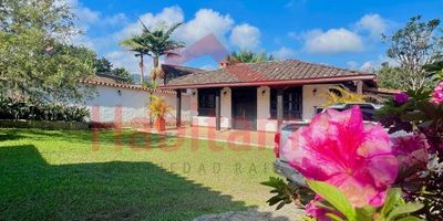 Casa campestre en venta y arriendo a tan solo 5 minutos del centro comercial Jardines de Llanogrande
Casa colonial en tapia, con un área de 180m2 construida sobre un terreno de 700m2Consta de : 3 habitaciones, un vestier, 2 baños, cocina integral, sala comedor con chimenea, patio de ropas, zona común externa, parqueadero cubierto para un vehículo y descubierto para&nbsp;4 vehículos, arboles frutales ( limón, guayaba) y fuente.&nbsp;
Estratégica ubicación, cercano a centro comerciales, estación de servicio y vías que comunican a el aeropuerto JMC, Vía Palmas el Retiro, San Antonio de Pereira y Rionegro.&nbsp;
Vereda: Cabeceras
Se reciben propiedades de menor valor y vehículos gama media y alta.