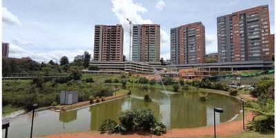 Apartamento en arriendo de 64 m2, 3 habitaciones, 2 baños, sala, comedor, cocina integral, zona de ropas, doble balcón, parqueadero, cuarto útil.  Acceso pavimentado, parqueaderos de visitantes, vigilancia 24 horas, piscinas climatizadas, club house, cancha polideportiva, cancha de squash, turco, sauna, jacuzzi, lago con peces. sala VIP, salón social, salón de juegos, gimnasio, coworking, solárium y mas.
