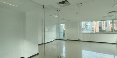 Oficina ubicada en El Tesoro, una de las zonas mas exclusivas y estrategicas de El Poblado. Rodeada de centros comerciales, restaurantes y con excelentes vias de acceso, es ideal para empresas que buscan proyeccion y comodidad. Su entorno moderno y corporativo la convierte en una excelente opcion para establecer operaciones en el corazon empresarial de Medellin. Canon $7.000.000 IVA $1.330.000 Administracion incluida 