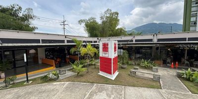 <strong>Local Comercial</strong> ubicado en zona privilegiada, disponible para <strong> Alquiler en Dosquebradas,  Sector Ciudad Natura </strong>, <strong> C.C Samaria Plaza P.H</strong>, Frente al conjunto residencial Teka, con Alto flujo peatonal y con cercanía a más de 2.500 viviendas. 

El área del Local es de 73.68 Mts, cuenta con un espacio interior dividido, para atención al público y espacio privado ideal para cocinas.


El contrato tendrá una duración de doce (12) meses, durante los cuales el canon de arrendamiento será de $4.000.000 (incluyendo administración), mensuales por los primeros seis (6) meses y de $4.500.000 (incluyendo administración),  mensuales por los seis (6) meses restantes.”