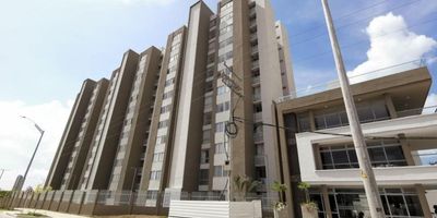 Edificio ubicado en un sector EXCLUSIVO del nuevo corredor universitario donde se desarrolla el municipios de puerto Colombia  De ambiente fresco luz natural durante el día con espacios amplios dedicado para la familia. Cuenta con concina integral con mesón en granito pulido gabinetes inferiores, sala comedor, baños amplios, hall de alcoba área, de labores, balcón panorámico. El conjunto ofrece piscina, gimnasio, salón social, parque infantil, amplias zonas verde