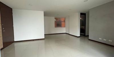 Moderno apartamento de 3 habitaciones, con baño privado y dos sociales, además de un amplio balcón perfecto para disfrutar del aire fresco. ubicado en un conjunto residencial con piscina, salón social y zonas verdes, que ofrecen comodidad, entretenimiento y tranquilidad en un solo lugar. Código inmobiliaria APA8960