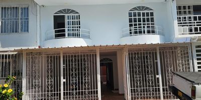 Casa de 2 pisos la cual el primer piso consta de cocina integral, habitación para la empleada con su respectivo baño,  3 salas, comedor,  baño social, lo mas importante  piscina en la parte de atrás,  parqueadero para 2 vehículos y una moto, en el segundo piso cuenta con 4 habitaciones la principal con baño, todas las habitaciones con sus respectivos closets, baño social, estudio, con buena iluminación muy espaciosa, cerca a transporte de fácil acceso, en un buen barrio de jamundi.