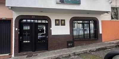 Calle 20 bis N 19B 21 - Casa uso comercial 
Piso 1:  salón, 2 oficinas o salones, 2 baños completos, cocineta, más cocina completa. Área 70 m2
Piso 2: 2 alcobas pequeñas con baño. Área 20 m2
Estrato 4 
Valor: $2.500.000