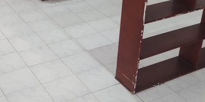 Inmueble ubicado cerca al primer parque de Laureles cuenta con, red de gas y agua caliente, con fácil acceso a vías principales. Cuenta con rutas integradas del metro, estaciones encicla del metro y buen flujo de transporte público, cercano a centros recreativos culturales Estadio, C.C. Unicentro, Exito de Laureles, Makro, Homecenter, cerca al área comercial del barrio Laureles La setenta y San Juan, a tres cuadras de la Universidad Pontificia Bolivariana, estaciones de gasolina, guarderías y colegios, no se aceptan perros, sin parqueadero.