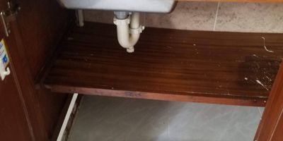 Inmueble ubicado cerca al primer parque de Laureles cuenta con, red de gas y agua caliente, con fácil acceso a vías principales. Cuenta con rutas integradas del metro, estaciones encicla del metro y buen flujo de transporte público, cercano a centros recreativos culturales Estadio, C.C. Unicentro, Exito de Laureles, Makro, Homecenter, cerca al área comercial del barrio Laureles La setenta y San Juan, a tres cuadras de la Universidad Pontificia Bolivariana, estaciones de gasolina, guarderías y colegios, no se aceptan perros, sin parqueadero.