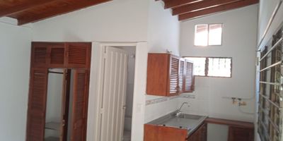 Inmueble ubicado cerca al primer parque de Laureles cuenta con, red de gas y agua caliente, con fácil acceso a vías principales. Cuenta con rutas integradas del metro, estaciones encicla del metro y buen flujo de transporte público, cercano a centros recreativos culturales Estadio, C.C. Unicentro, Exito de Laureles, Makro, Homecenter, cerca al área comercial del barrio Laureles La setenta y San Juan, a tres cuadras de la Universidad Pontificia Bolivariana, estaciones de gasolina, guarderías y colegios, no se aceptan perros, sin parqueadero.