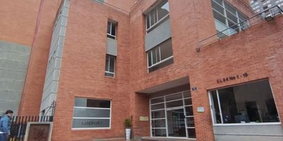 Excelente apartamento acabados de lujo, papel de colgadura  y muebles importados, se entrega totalmente encortinado con una vista bella a la ciudad, puerta blindada , baño social, cocina americana con bar, cuarto de lavado con mueble empotrado para productos de aseo , sala comedor con un amplio balcón, escaleras en caracol en madera y forja, estudio, alcoba amplia con vestir, baño privado.