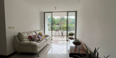 Apartamento en VENTA en unidad cerrada con fácil acceso por vía principal, rutas de transporte, entorno con mucha zona verde, cerca a tiendas, supermercados, colegios, parques, restaurantes y servicios complementarios del sector. Piso en cerámica, sala,comedor, 4 alcobas con vestier y baño en la principal, baño social, cocina integral abierta tipo americano, zona de ropas, útil y parqueaderos lineales cubiertos. Conjunto cerrado con ascensor, piscina, gimnasio, salón social, zonas verdes, vigilancia y portería 24 horas y circuito cerrado de TV, inmuebles sujetos a verificacion de disponibilidad
