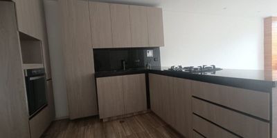 Apartamento para arriendo en Envigado, cuenta con 2 habitaciones, 2 baños, cocina integral, ventanal, red de gas natural, piso porcelanato, parqueadero cubierto y cuarto útil, con excelente ubicación cerca sector Loma de las Brujas, 15 minutos de la Loma del Choco, colegio de cumbres, excelentes rutas de transporte publico para mayor información contáctanos en Inmobiliaria Alcalá estamos para asesorarte