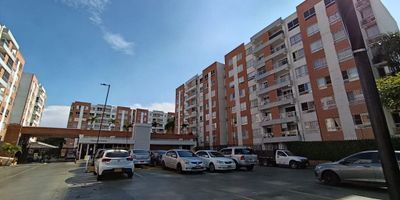 se alquila excelente apartamento, en unidad cerrada, 1 piso,  amplio con patio, iluminado ventilado, consta de: sala comedor amplia, cocina integral, gas domiciliario, patio, star de tv, 3 alcobas con closet y aire,  principal con baño y vestier aire acondicionado, baño social, parqueadero cubierto, cerca de colegios, universidades, centros comerciales, restaurantes, parques cercanos, cerca de zona comercial, cerca parada del mio, buen transporte,
