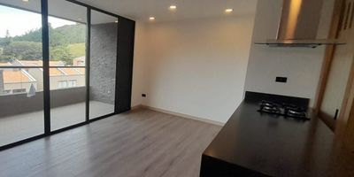 Apartamento en venta en unidad cerrada cerca a supermercados, parques, centro comercial, restaurantes y servicios complementarios. Cuenta con piso en madera laminada, sala,comedor, 2 alcobas con vestier y baño en la principal, baño social, para un total de 3 baños, cocina integral abierta tipo americano, zona de ropas, balcón, útil y parqueadero independiente cubierto . Conjunto cerrado, con ascensor, gimnasio, salón social, sauna, turco, zonas verdes, vigilancia, portería 24 horas y circuito cerrado de TV. inmuebles sujetos a verificacion de disponibilidad