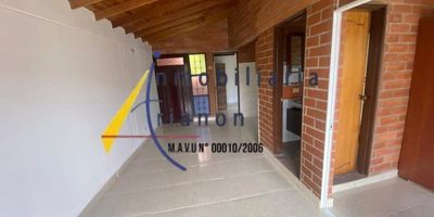 Vendemos apartamento tercer piso en belen aliadas, cuenta con un area de 56 metros, sala comedor, 2 alcobas, 2 closet, cocina semi integral, red de gas, 1 baño cabinado, zona de ropas, piso en ceramica, mezzanine, balcon, estrato 4.https://www.inmobiliariatrianon.com/inmueble/5872