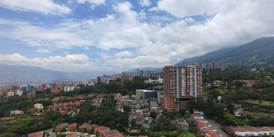 Espectacular apartamento en arriendo que te permite disfrutar una excelente vista en su piso 20, con iluminacion natural, y una excelente ventilacion. Esta situado en una zona tranquila y residencial de Envigado, con un area de 180m, esta propiedad cuenta con 3 habitaciones, 2 vestiers, 2 closets, 4 banos, sala-comedor, cocina integral, zona de ropas, balon y una amplia terraza, 2 parqueaderos cubiertos, cuarto util. En unidad compuesta, de gimnasio, juegos infantiles, parqueadero de visitantes, piscina, porteria: 24 horas, sauna, vigilancia privada, zonas verdes.Su ubicacion estrategica te permite estar cerca del Mall Comercial Distrito Avignon, Parque de las Mariposas, Parque La Guayacana, Trans. Intermedia, con facil acceso a servicios, comercios y zonas residenciales tranquilas.