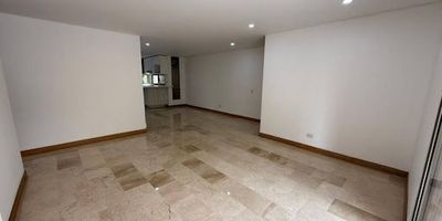  135mt2 habitaciones master. Con sus baños y walking clóset y terrazas. Habitación del servicio 1 cuarto útil 2 parqueaderos individualesEl precio de renta sugerido $6.700.000 incluido canon de asministracion. Acabados de lujo renovadoPropietaria Margarita 3113609894