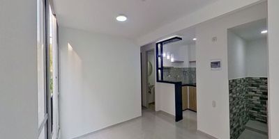 Apartamento en primer piso en Ciudad Guabinas, la opción más cómoda dentro de torres de 5 niveles sin ascensor, ideal para quienes buscan practicidad y facilidad de acceso sin escaleras. Se destaca por sus acabados modernos y limpios, que brindan elegancia y frescura a cada espacio, creando un hogar acogedor y funcional. Su ubicación es inmejorable: muy cerca de comercios como D1, tiendas y servicios esenciales, lo que garantiza conveniencia en el día a día, además de estar a solo 10 minutos de Cali, conectando la tranquilidad residencial con la cercanía a la ciudad. Un apartamento que combina diseño, ubicación estratégica y practicidad, perfecto para familias que valoran el confort y la buena inversión.