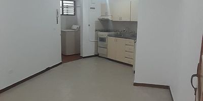 Se arrienda apartamento de 49m2,cuenta de 2 habitaciones, 1 bano, cocina, sala comedor y zona de ropa, no cuenta con parqueadero.