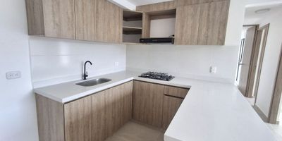 Apartamento en VENTA de 3 habitaciones con closet, 2 baños, sala comedor,  cocina integral muy amplia, balcón con vista a zonas comunes, zona de ropas - calentador.