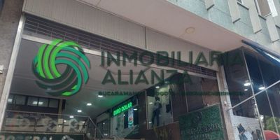 Invierte en el Centro Comercial Rosedal  Oficina en el Piso Sexto en el Centro Comercial Rosedal, con acceso de entrada por la calle 34 y 35 Ubicada en una de las zonas más estratégicas, esta oficina de 30,35 m2 ofrece un espacio funcional con salón principal, baño privado, excelente ventilación e iluminación natural.  Perfecta para profesionales, emprendedores o como inversión comercial.  Cuenta con sillas de espera, ascensor, celaduría, sin parqueadero Conectada a todo lo que necesitas.