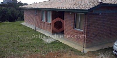 Venta finca en el Carmen de Viboral vereda Quirama, sector campestre, 3368 mt², construidos 100 mt², 2 alcobas, 2 baños, 1 closet, vestier, cocina integral, sala comedor, amplia zona verde
 Información sujeta a cambios. Las imágenes de muebles, enseres, decoración y demás elementos son una referencia.Vende Activos y Bienes, Inmobiliaria experta en administración, arrendamiento y venta de apartamentos, casas, locales, bodegas y oficinas en el Oriente Antioqueño, Medellín y toda el área Metropolitana.