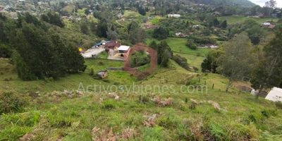 Vendo lote en Guarne, vereda La Clara, Área construida de 5000 m², topografía inclinada, cerca a la autopista medellín-bogotá, aeropuerto JMC, buenas vías de acceso, matrícula independiente.Vende Activos y Bienes, Inmobiliaria experta en administración, arrendamiento y venta de apartamentos, casas, locales, bodegas y oficinas en el Oriente Antioqueño, Medellín y toda el área Metropolitana. Información sujeta a cambios. Las imágenes de muebles, enseres, decoración y demás elementos son una referencia.