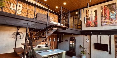 KH-0039 LA CASTELLANA, INMUEBLE AMOBLADO.
Penthouse de 90 m, lleno de estilo y confort.
Cuenta con una habitacion amplia y espectacular, equipada con TV, sofa cama, aire acondicionado y bano privado. Ademas, dispone de bano social, sala, zona de estudio y una terraza con vista divina a la ciudad , Cocina, escaleras internas con diseno unico.
 El acceso es por 4 pisos sin ascensor, pero las escaleras son comodas y faciles de subir. Existe la posibilidad de guardar el carro afuera del edificio.