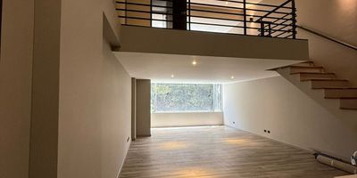 Oficina en arriendo con ubicación estratégica sobre avenida principal, sector comercial con conexión a rutas de transporte y gran variedad de servicios complementarios. Piso en madera, 3 espacios, 2 niveles, 2 baños, cocineta, cableado de red, techo cielo raso, aire acondicionado central y parqueaderos cubiertos. Cuenta con ascensor, vigilancia y portería 24 horas, circuito cerrado de TV, bahía de parqueo, baños comunales y parking visitantes con costo. inmuebles sujetos a verificacion de disponibilidad
