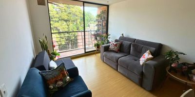 Codigo 19316. Apartamento en venta ubicado en el cuarto piso con excelente luz natural gracias a su orientación exterior, en el casco urbano de Chía. Cuenta con 81 m² bien distribuidos, 3 habitaciones con clósets empotrados, 2 baños, cocina abierta y equipada con estufa, horno y campana, zona de lavandería independiente, sala comedor con vista exterior y 2 parqueaderos. Se encuentra en muy buen estado y listo para habitar. Su ubicación estratégica permite fácil acceso a transporte público, colegios, supermercados y zonas comerciales, ideal para quienes buscan comodidad, buena iluminación y excelente conectividad dentro de una de las zonas con mayor desarrollo de Chía.