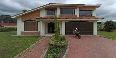 En arriendo hermosa casa remodelada de 300 m ubicada en el barrio Centro de Cajicá, estrato 2, dentro de un tranquilo condominio. La propiedad cuenta con dos niveles, amplios espacios y excelente iluminación natural en toda la casa. Dispone de 3 alcobas con clósets y persianas en todas las ventanas, 4 baños, sala y comedor independientes, cocina sencilla con estufa a gas, 2 estudios, chimenea, balcón, zona de ropas, depósito y 4 garajes cubiertos sencillos. Los pisos son en cerámica. La casa está rodeada de una amplia zona verde de más de 800 m. El canon incluye el servicio de agua, jardinería, mantenimiento y la energía de las áreas comunes. Ubicada estratégicamente cerca al centro de Cajicá, a la Universidad Militar, colegios, locales comerciales y con fácil acceso por la vía principal del municipio. Ideal para quienes buscan un entorno residencial tranquilo y rodeado de naturaleza.para más información comuníquese con el ejecutivo comercial juan genoy al celular yo whatsapp 318735559