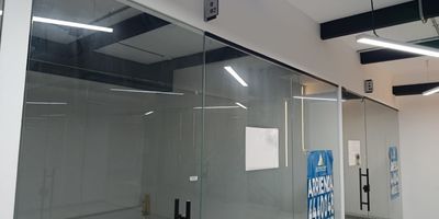 Se arrienda oficina interna de 14 m dentro de un reconocido centro comercial, un espacio acogedor, elegante y muy bien disenado, ideal para profesionales independientes o pequenas empresas que buscan proyectar una imagen moderna en un entorno seguro y con excelente ambientacion. Ofrece una distribucion funcional que se adapta facilmente a diferentes usos de oficina. Al estar ubicada dentro del centro comercial, garantiza comodidad, accesibilidad y un ambiente agradable para trabajar, rodeado de servicios complementarios y un entorno dinamico, en plena zona centrica de la ciudad, con alto flujo peatonal y comercial, a pocos pasos de la estacion del Metro Parque Berrio, lo que garantiza facil acceso y visibilidad.