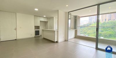 Bienvenido a tu futuro hogar en CastropolImagina despertar cada mañana en un oasis de tranquilidad en el corazón de El Poblado. La luz del sol se filtra suavemente por el balcón, invitándote a disfrutar de un café mientras contemplas una vista que te robará el aliento. Este no es solo un apartamento, es el inicio de una nueva historia.una cocina moderna se une a la sala y el comedor, creando el escenario perfecto para cenas con amigos y momentos especiales en familia. Las tres habitaciones han sido pensadas para tu máximo confort. En la principal, te espera un vestier que te permitirá organizar tu mundo y un baño privado para esos momentos de paz.
Pero la magia no termina en la puerta de tu apartamento. En esta urbanización exclusiva, cada día puede ser un escape:
Un chapuzón en la piscina climatizada después de una larga jornada.Una sesión de entrenamiento en el gimnasio para recargar energías.Un momento de relajación en el turco o tomando el sol en el solárium.Además, la tranquilidad