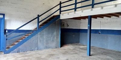 Local disponible para arriendo en Rionegro, sector centro, cuenta con un área de 60 m2, mezanine, baños comunes, lavadero y cuarto útil, ubicado en vía principal a una cuadra del centro, alto flujo peatonal y vehicular. Ideal para tu negocio.