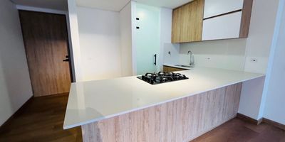 Apartaestudio en Envigado 
????Sector : Las Orquídeas 
▪️????Metros : 72
▪️Estrato : 5
▪️Urbanización cerrada : Si
▪️Piso : 7
▪️Sala comedor 
▪️Cocina integral 
▪️Zona de ropas
▪️Balcón amplio 
▪️????Alcobas : 1
▪️????Baños : 2
▪️????Parqueadero : 1
▪️cuarto útil : Si
Precio :????4'000.000 
PARA ESTRENAR