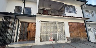 CASA EN VENTA PRADOS DEL NORTE 
1. PRIMER PISO
- Estudio
- 1 Baño
- ⁠Sala
- ⁠Comedor
- Cocina integral
- ⁠Parqueadero ️ 
- 2 ⁠Patios

2. SEGUNDO PISO
- 5 Habitación con closet 
- 2 Baños
- Balcón 
- Espacio para gimnasio 

NO se aceptan permutas