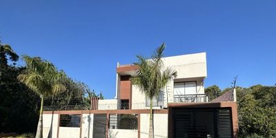 Casa Quinta En Pensilvania Club House -Variante Norte - Popayan

PRIMER PISO
- 2 habitaciones con  closet
- ⁠2 Baños  
- ⁠Cocina  abierta tipo americano
- Sala - comedor 
- ⁠Parqueadero ️privado
- ⁠Jardín 
- Jacuzzi 
- BBQ 
- Zona verde


SEGUNDO PISO

- 2 habitaciones con closet y principal con walking closet
- ⁠2 Baños principal con tina
- Balcones en ambas habitaciones
- Zona de Tv 

Ubicado sobre la variante norte, las zonas comunes tendran salon social, pisicnas comunes, unidad de sauna y turco, cancha de microfutbol, cancha de padel, lago con chalet, zonas verdes, senderos y lagos artificiales
Repetidores de señal 4g, sistema de paneles solares,