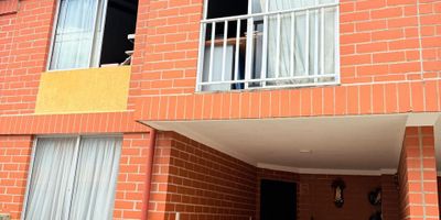 CASA EN VENTA CONJUNTO ENTRE PINOS 
1. PRIMER PISO
- 1 habitación con closet
- ⁠1 Baños  
- ⁠Cocina  
- Sala - comedor 
- Patio 

SEGUNDO PISO
- 3 habitaciones con closet 
Habitación principal + baño + closet
- 1 baño 
- Estudio

Administración: $ 225.000
Parqueadero privado 

Conjunto: Piscina, polideportivo, gimnasio al aire libre, zonas verdes, zona de juegos infantiles y parqueadero para visitantes. 

Hipoteca: 120 Millones Bancolombia
Opción de permuta por una parcela pequeña.