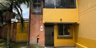 Casa esquinera (2 pisos) en VENTA de 2 habitaciones con closet, 2 baños, sala comedor, cocina integral, patio inteno y externo.