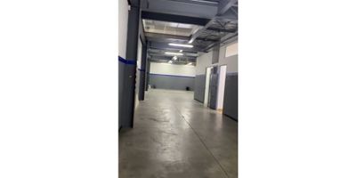 Bodega en arriendo! Con 500 metros cuadrados construidos de 3 pisos con una altura de 3.20 metros con 2 oficinas en vidrio y terraza de descanso para dar rienda suelta a tu creatividad y hacer realidad tus proyectos. Con 3 baños para mayor comodidad y undefined espacios para adaptar a tus necesidades. Ubicada en una zona estratégica. 
