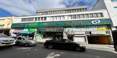 Invierte en el Centro Comercial Rosedal  Oficina en el Piso Sexto en el Centro Comercial Rosedal, con acceso de entrada por la calle 34 y 35 Ubicada en una de las zonas más estratégicas, esta oficina de 34 m2 ofrece un espacio funcional con salón principal, baño privado, excelente ventilación e iluminación natural.  Perfecta para profesionales, emprendedores o como inversión comercial.  Cuenta con sillas de espera, ascensor, celaduría, sin parqueadero Conectada a todo lo que necesitas.  Ubicación privilegiada Agenda tu visita sin costo y conócela hoy mismo