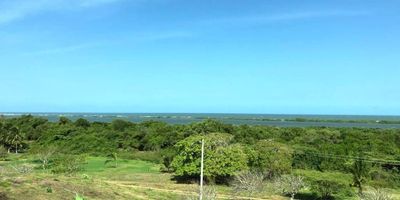 Lote con 78.000 mts2 rodeados de naturaleza, ubicado a tan solo 45 kms de Cartagena, con cerca de 200 mts en primera línea de mar, topografía ligeramente ondulada y 360° de excelentes vistas panorámicas de montañas, mar y lagunas. Ubicación estratégica, a tan solo tres minutos del mar rojo de Galerazamba, a dos minutos de playas vírgenes y arena blanca, y, equidistante, 40 minutos aproximadamente, de las ciudades de Cartagena y Barranquilla.