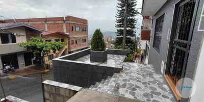 Se arrienda acogedor apartamento de 60 m² ubicado en primer piso, ideal para quienes buscan comodidad y fácil acceso a servicios esenciales en un entorno urbano bien conectado. El inmueble cuenta con 2 habitaciones, 1 baño, 1 clóset, sala-comedor, cocina sencilla con red de gas, zona de ropas independiente y piso en baldosa. Su distribución funcional y práctica lo hace perfecto para parejas, familias pequeñas o personas que trabajan o estudian cerca. El apartamento está estratégicamente ubicado a solo dos cuadras de la Clínica El Rosario, a una cuadra de Cristina Sierra, y muy cerca de los parques de Boston y Villa Hermosa, lo que permite disfrutar de zonas verdes y recreativas a pocos pasos. Además, está en un sector con excelente infraestructura: vías pavimentadas, transporte público cercano, supermercados, colegios, universidades, centros comerciales y zonas residenciales, comerciales e industriales. Se encuentra sobre vía secundaria, pero muy próximo a vías principales, lo cual fac