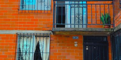 Casa en venta en Ciudad Córdoba Reservado – Estrato 2
Amplia casa de 210 m² construidos, distribuida en 2 niveles.
1er piso: sala comedor, cocina, baño social, bodega pequeña, patio de ropas, 1 habitación.
2do piso: 2 habitaciones, estudio o sala de TV, y baños privados en las habitaciones. Entrada de aire natural desde el patio, lo que hace la casa fresca e iluminada.
Ubicada cerca de colegio, iglesia, D1, IPS Confandi y transporte.
? Valor: $210.000.000 negociables
Ideal para familias que buscan amplitud y buena ubicación. ¡Contáctanos para más info o agendar visita!