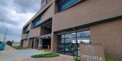 Presentamos en arriendo este hermoso apartamento para estrenar ubicado En el conjunto Urbania Eco en Fontibón, dentro de un sector residencial, cuenta con vías de ingreso principales como la carrera 130, calle 22A y acceso a paraderos del SITP. El conjunto cuenta con vigilancia 247, salón social, zona BBQ, y parqueadero comunal. El apartamento brinda una gran iluminación natural y vista panorámica, cocina semi-integral con mueble en madera, dos habitaciones con pisos en cerámica, zona de lavandería independiente y un baño completo. Para más información, no dudes en contactar a Ramiro Ospina al 3143673471 o al correo electrónico ramiro.ospina@inmobiliariabogota.com. En Inmobiliaria Bogotá, estamos comprometidos a brindar una experiencia de vida excepcional para nuestros clientes desde el momento en que se unen a nuestra comunidad.
